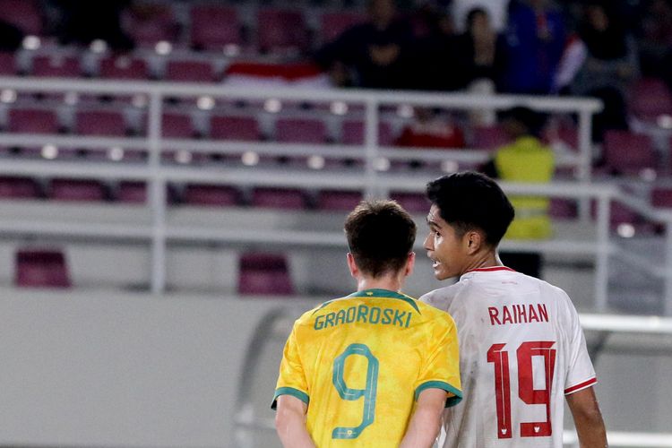 Pemain Timnas U16 Indonesia Raihan Apriansyah Sudrajat ditempel ketat pemain Australia saat laga semifinal Piala AFF U16 2024 yang berakhir dengan skor 3-5 di Stadion Manahan Solo, Senin (1/7/2024) malam. Ia harus mandi lebih cepat karena mendapatkan kartu merah pada menit ke-27 usai melakukan takel ke Amlani Tatu.