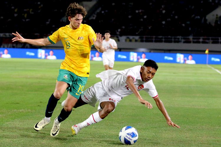 Pemain Timnas U16 Indonesia Daniel Alfrido dilanggar pemain Australia Jay Noah Maltz saat laga semifinal Piala AFF U16 2024 yang berakhir dengan skor 3-5 di Stadion Manahan Solo, Senin (1/7/2024) malam.