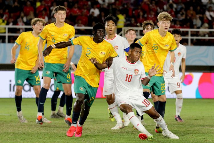 Pemain Timnas U16 Indonesia Fadly Alberto Hengga dijaga ketat pemain Australia saat laga semifinal Piala AFF U16 2024 yang berakhir dengan skor 3-5 di Stadion Manahan Solo, Senin (1/7/2024) malam.