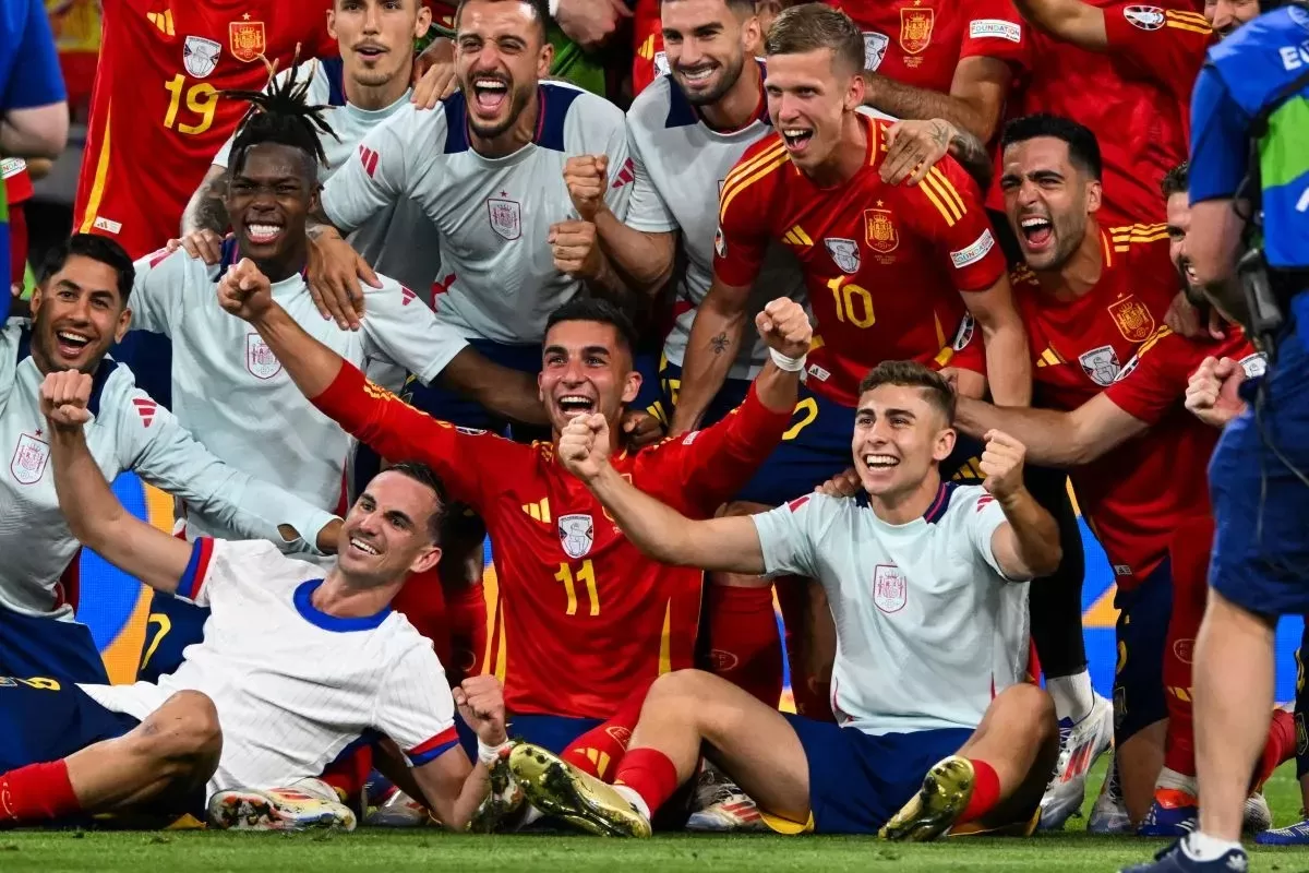 Para pemain Spanyol berpose untuk merayakan keberhasilan mereka mencapai fdinal Euro 2024 setelah mengalahkan Prancis dalam semifinal di Allianz Arena, Muenchen, pada 9 Juli 2024. (AFP/ODD ANDERSEN) 