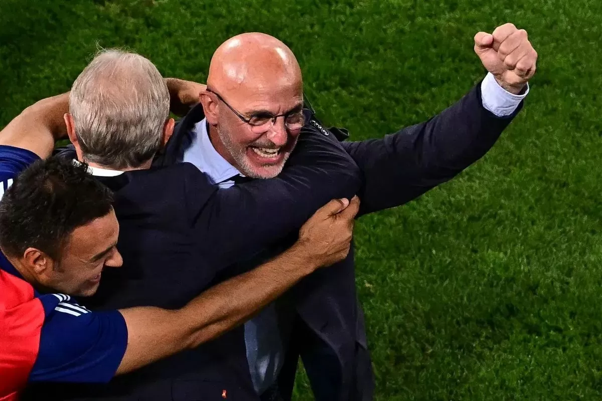 Pelatih kepala timnas Spanyol Luis de la Fuente merayakan keberhasilan timnya memenangkan laga semifinal Euro 2024 antara Spanyol dan Prancis di Muenchen Football Arena di Muenchen pada 9 Juli 2024. 