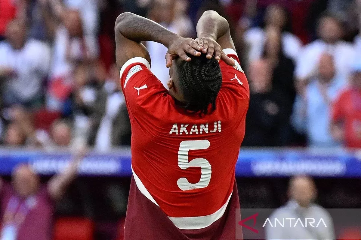 Ekspresi pemain Swiss Manuel Akanji usai gagal mencetak gol dalam babak adu penalti melawan Inggris di perempat final Piala Eropa 2024 di Duesseldorf Arena, Jerman, Sabtu (6/7/2024). ANTARA AFP/Ina Fa