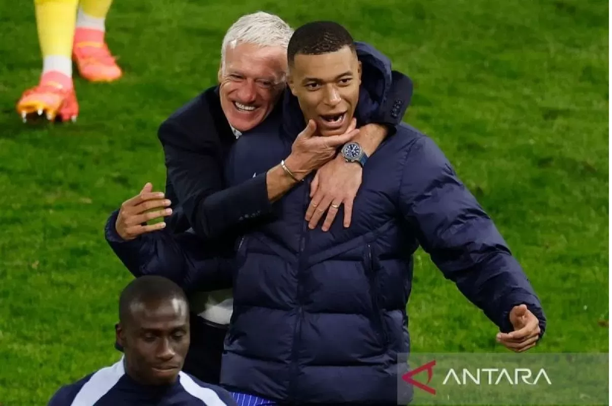 Pelatih Prancis Didier Deschamps dan penyerang Prancis #10 Kylian Mbappe merayakan setelah memenangkan pertandingan sepak bola perempat final UEFA Euro 2024 antara Portugal dan Prancis.